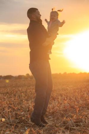 Dad-Holds-Daughter-for-Fall-Photos